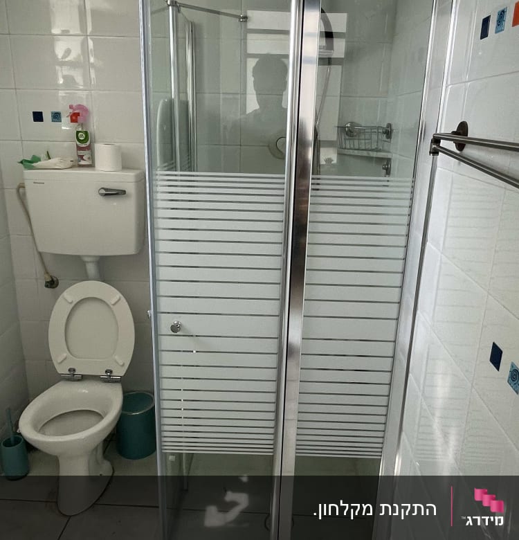 מקלחון זכוכית עם דלתות הזזה בחדר אמבטיה